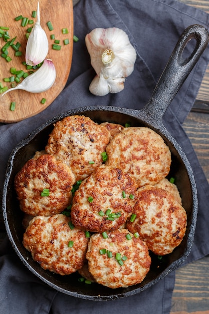 escalopes de poulet dans la poêle près des épices