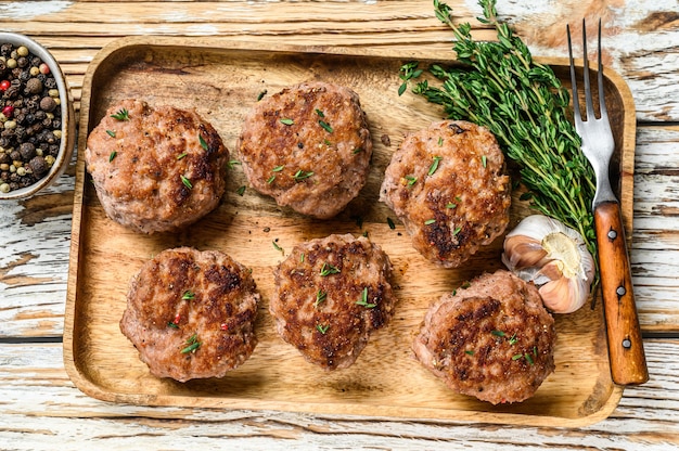 Escalopes de poulet à la viande frite sur un plateau en bois. Vue de dessus.