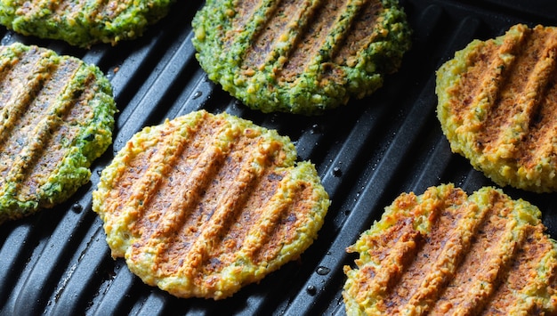 Escalopes végétaliennes. Côtelettes végétariennes de pois chiches aux épinards pour un hamburger diététique.