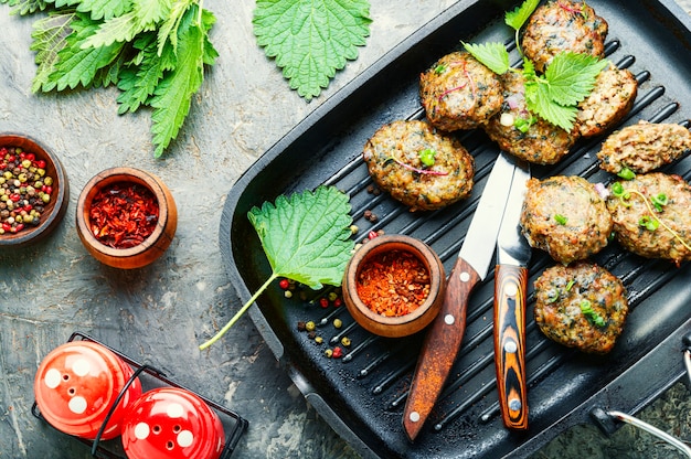 Escalopes de viande aux orties.