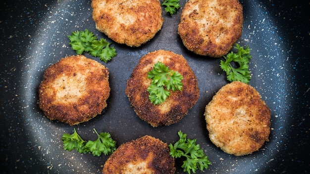 Escalopes de viande dans une poêle