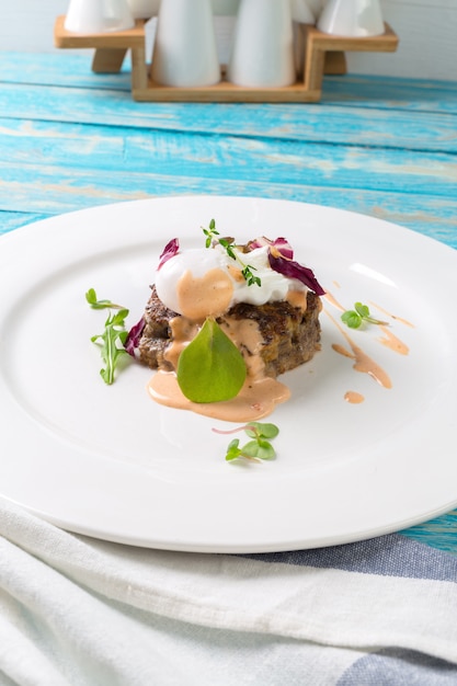 Escalopes de viande sur une planche de bois