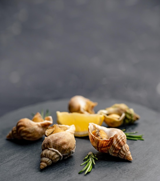 Escargots au citron sur plateau noir