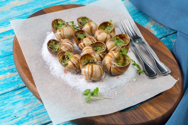 Escargots au four avec beurre à l'ail et herbes fraîches