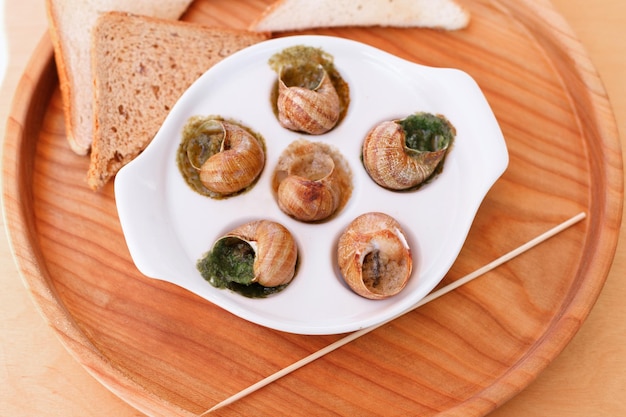 Escargots de Bourgogne sur une assiette