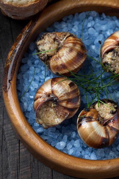 Escargots de Bourgogne aux noix fraîches de persil et à l'ail