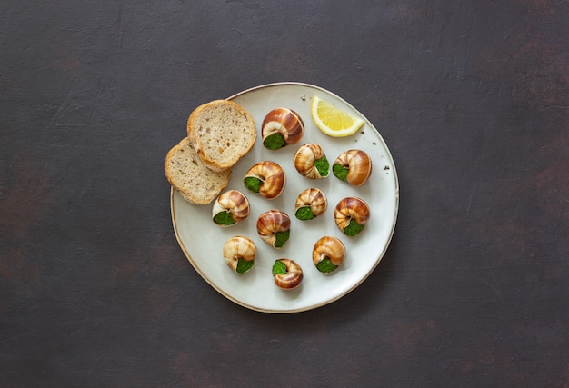 Escargots de Bourgogne. Escargots au beurre aux herbes. Manger sainement. Cuisine française.