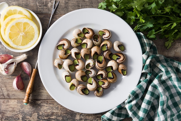 Escargots de Bourgogne sur une table en bois. Vue de dessus