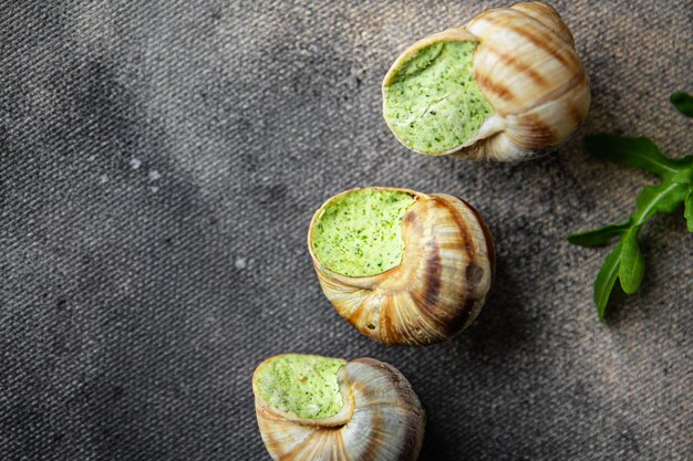 escargots huile d'ail vert frais repas sain collation alimentaire sur la table copie espace arrière-plan alimentaire