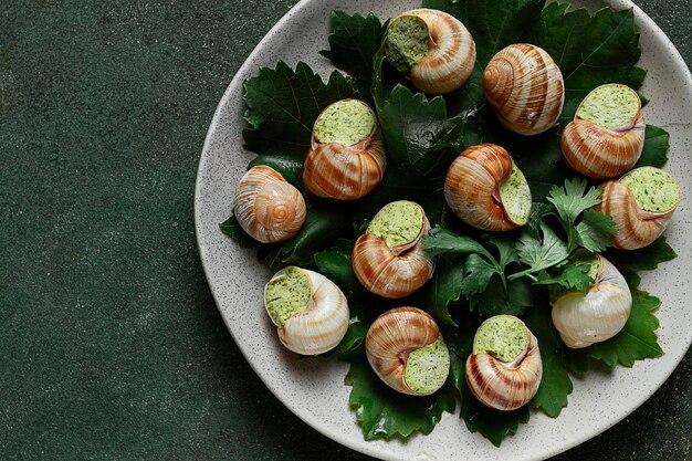 des escargots de raisin farcis dans la cuisine française de Bourgogne