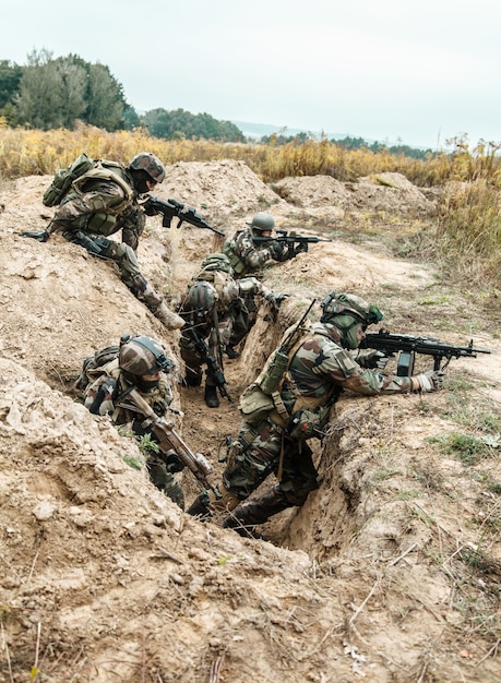 Escouade de parachutistes français d'élite du 1er Régiment de parachutistes d'infanterie de marine RPIMA prenant le contrôle des tranchées ennemies, sécurisant les positions