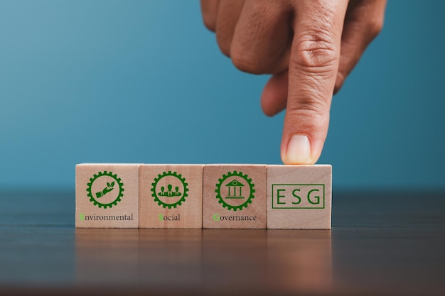 ESG court pour gouvernance sociale environnementale L'environnement est la responsabilité de l'entreprise Le social est les employés les fournisseurs les clients La gouvernance est efficace la gestion vérifiable transparente