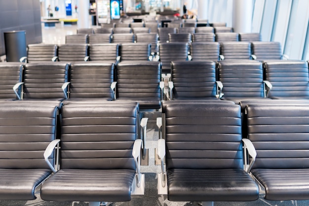 Photo espace d'attente au terminal de l'aéroport vide avec des chaises et des sièges dans l'aéroport.