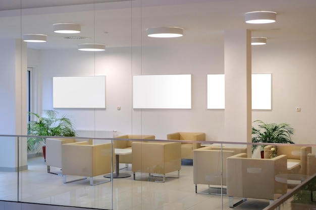 Espace d'attente vide avec des chaises blanches dans un intérieur de bureau moderne pour les visiteurs