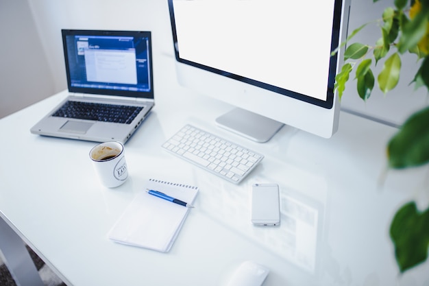 Espace de bureau blanc. Ordinateur portable sur la table avec du matériel de bureau.