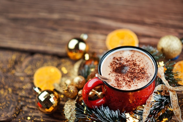 espace de bureau en bois tasse rouge et arbre de Noël