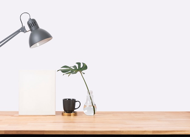 Espace de bureau en bois vide sur fond blanc