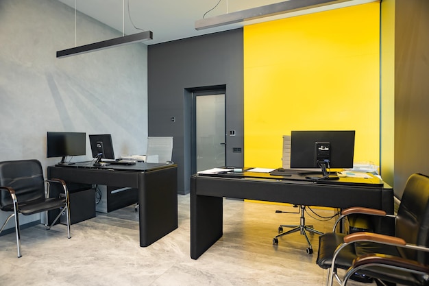 Espace de bureau moderne avec tables et chaises ordinateurs et fournitures de bureau sans employés