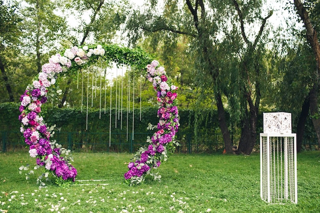 Un espace de cérémonie de mariage en plein air. éléments de décor.