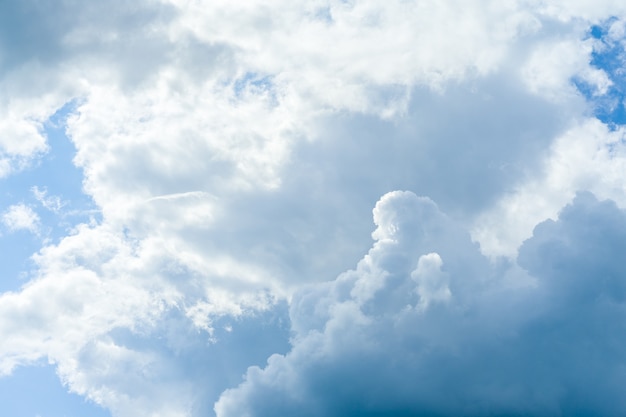 Espace de ciel bleu avec des nuages blancs moelleux