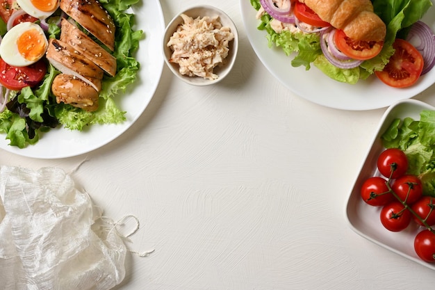 Un espace de copie sur fond blanc de table à manger entouré d'un menu de régime alimentaire sain