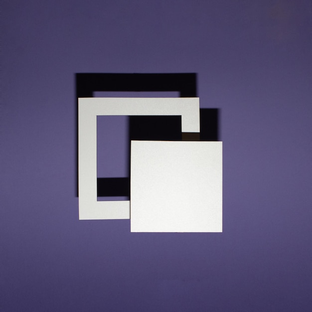 Photo espace de copie de forme moderne, minimaliste et géométrique, sur fond violet.