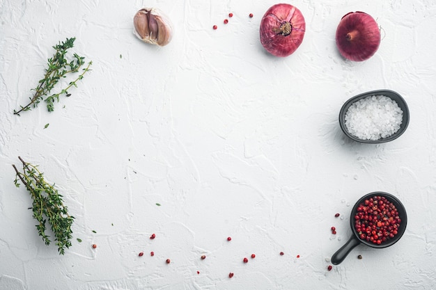 Espace de copie de mise en page, avec des ingrédients alimentaires, sur fond blanc, vue de dessus à plat avec espace de copie pour le texte