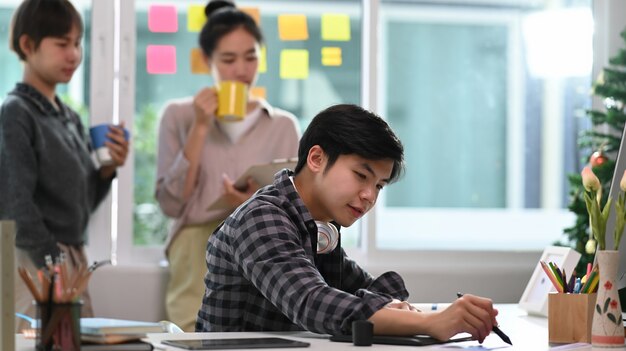 Espace de coworking avec des personnes créatives travaillant ensemble dans un bureau moderne.