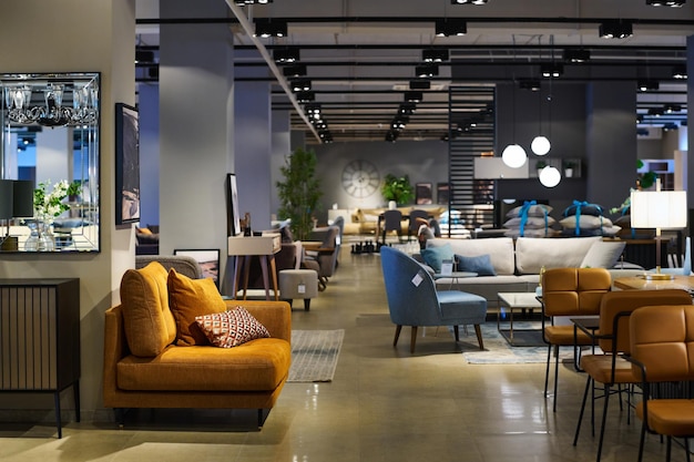 Espace de coworking spacieux avec plusieurs ensembles de zones de repos composées de canapés