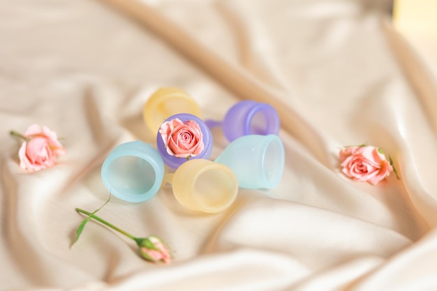 Espace créatif de coupe menstruelle sur fond de soie et de fleurs Femme et mode de vie