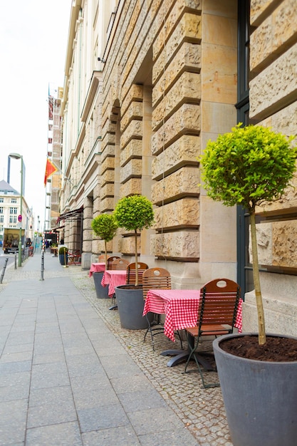 Espace extérieur d'été du restaurant. Tables de trottoir.