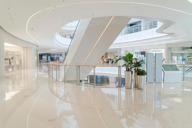 Espace intérieur et escaliers mécaniques dans les centres commerciaux
