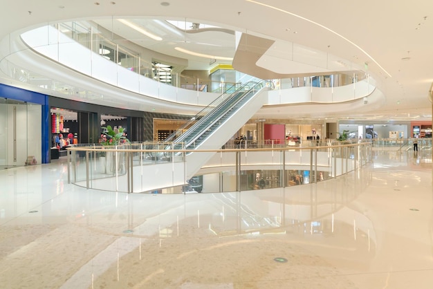 Espace intérieur et escaliers mécaniques dans les centres commerciaux