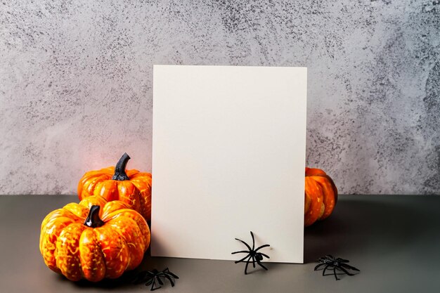 Espace d'invitation Halloween pour le texte entre les citrouilles et les éléments effrayants