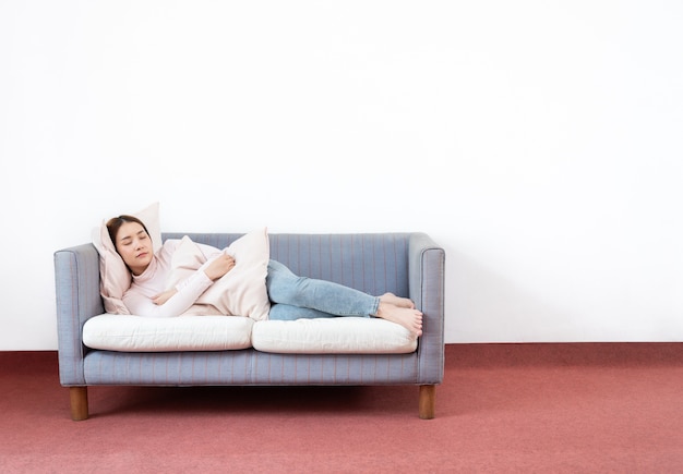 Espace jeune femme dormir avec canapé à la maison