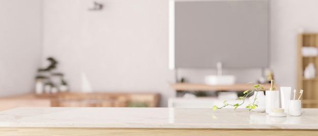 Espace maquette sur une table blanche avec des articles de toilette sur fond flou d'une salle de bain blanche