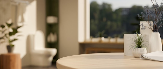 Espace de maquette vide sur une table en bois sur fond flou de salle de bain moderne avec toilettes