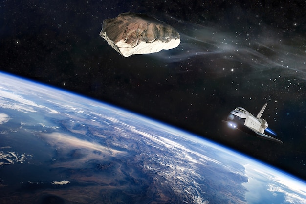 Espace, météorites, fantaisie, illustrations. Une météorite approche. Le vaisseau spatial décolle. Éléments de cette image fournis par la NASA