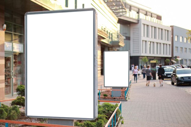 Espace publicitaire sous l'affiche Lightposter citylight mise en page d'un petit panneau d'affichage dans la ville près de la chaussée espace blanc pour la publicité