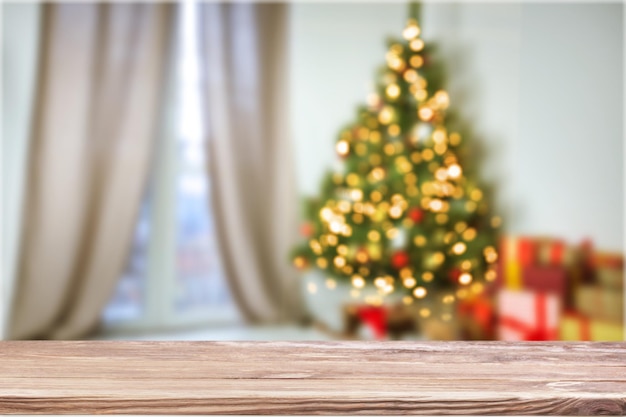 Espace de table devant l'arbre de Noël décentré