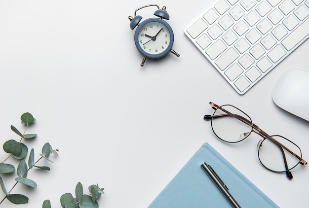 Espace de travail à l'arrangement de l'eucalyptus