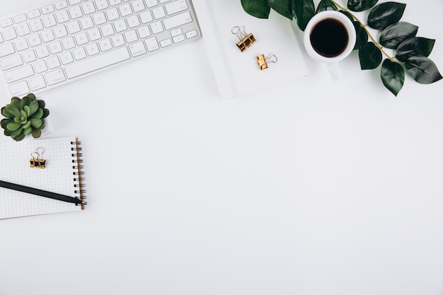 Espace de travail blanc avec des fournitures de bureau