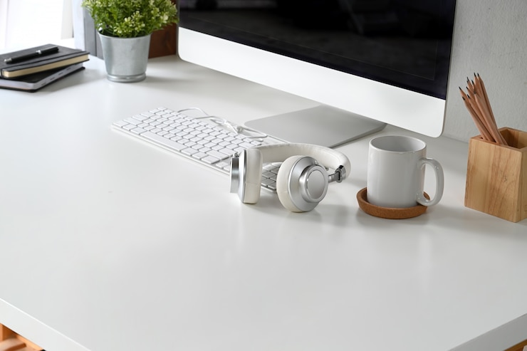 Photo espace de travail blanc avec ordinateur de bureau moderne et accessoires de bureau