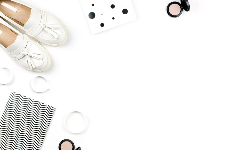 Photo espace de travail de blogueuse mode avec accessoire femme, chaussures cosmétiques et agenda. mise à plat, vue de dessus