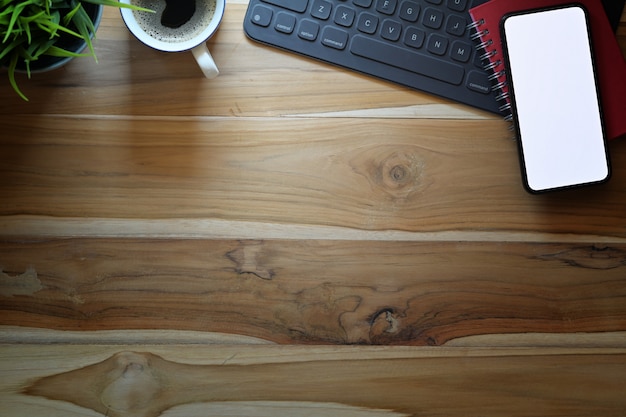 Espace de travail en bois avec fournitures de bureau et espace de copie