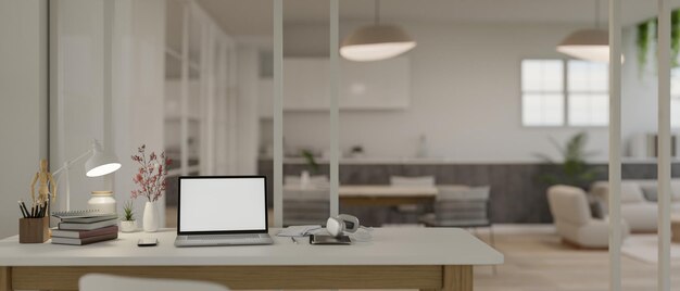 Espace de travail de bureau à domicile blanc moderne avec maquette d'ordinateur portable et accessoires sur table