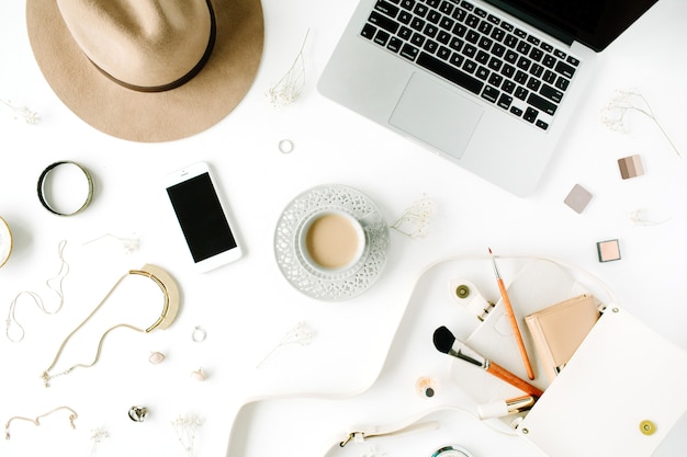 Espace de travail de bureau à domicile féminin à la mode plat laïque.