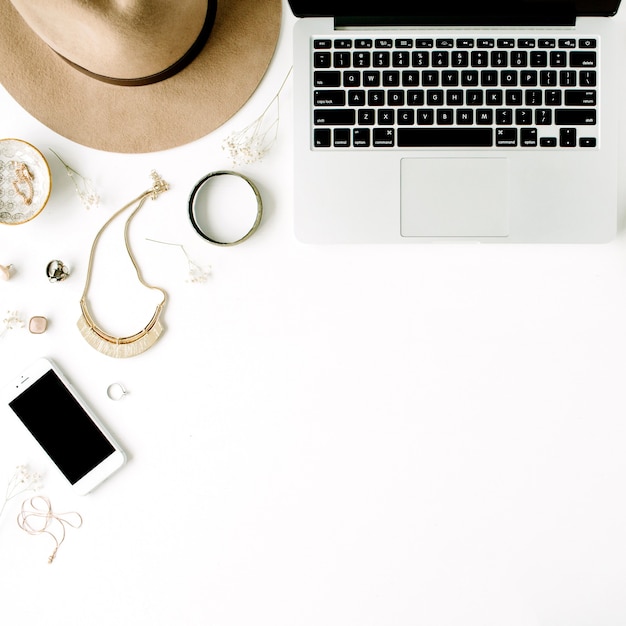 Espace de travail de bureau à domicile féminin à la mode plat laïque.