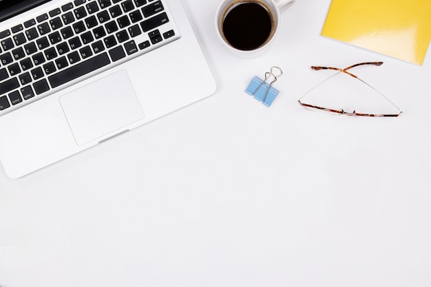 Espace de travail de bureau à domicile sur fond blanc.