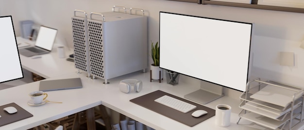 Espace de travail de bureau moderne avec fournitures de bureau et décors de maquette d'ordinateur PC